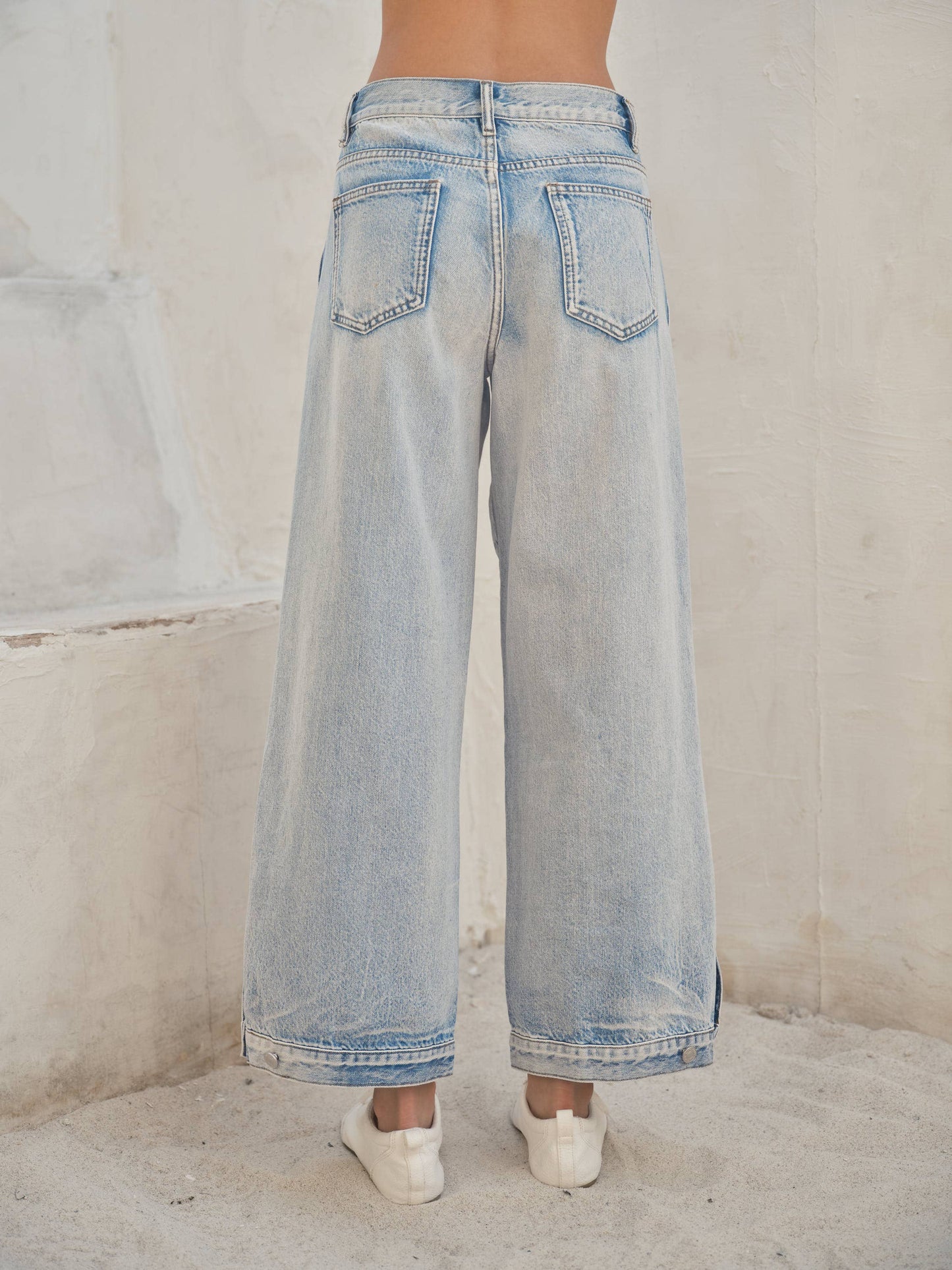 Button Leg Barrel Jean