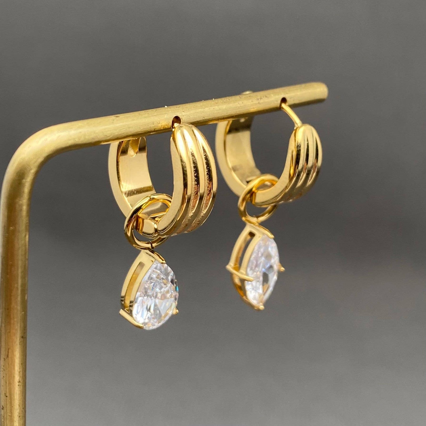 Asymmetrical Dainty Diamonds (18K Gold)