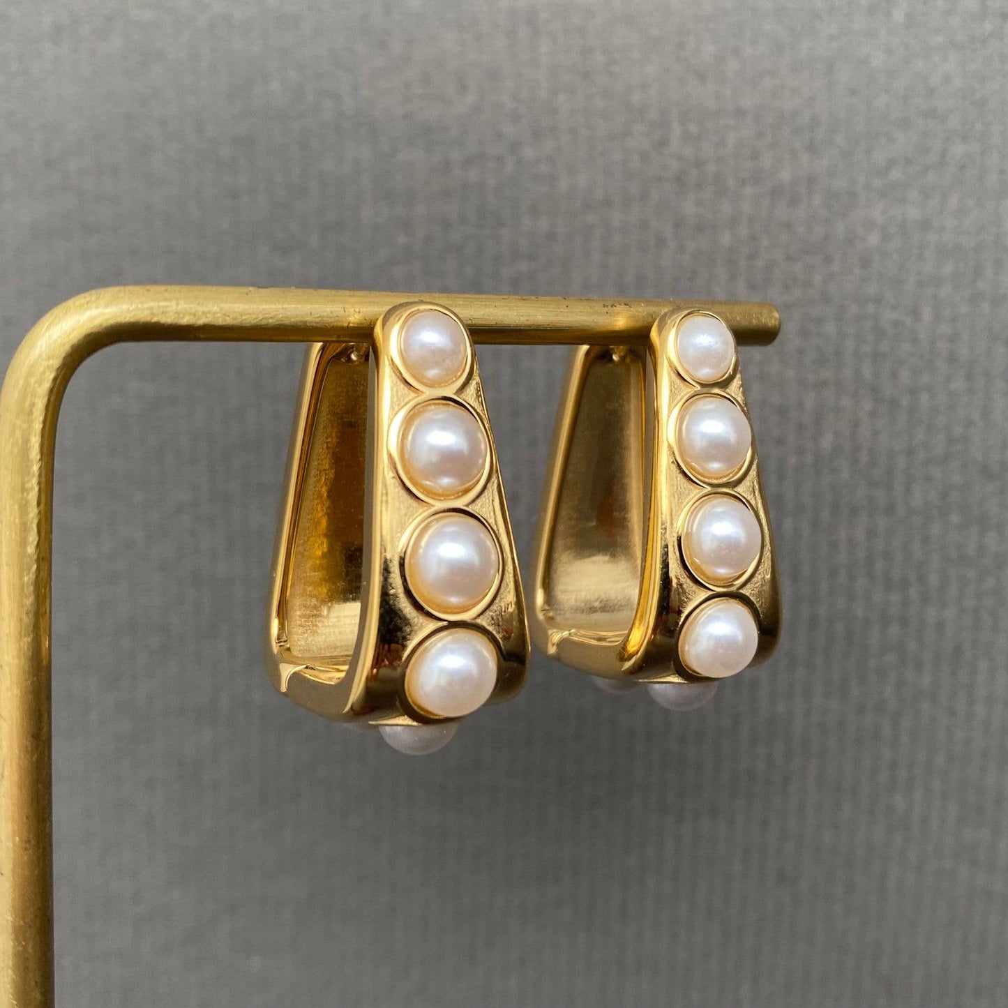Pearl Horse Stirrups - Gold Huggies (18k gold)