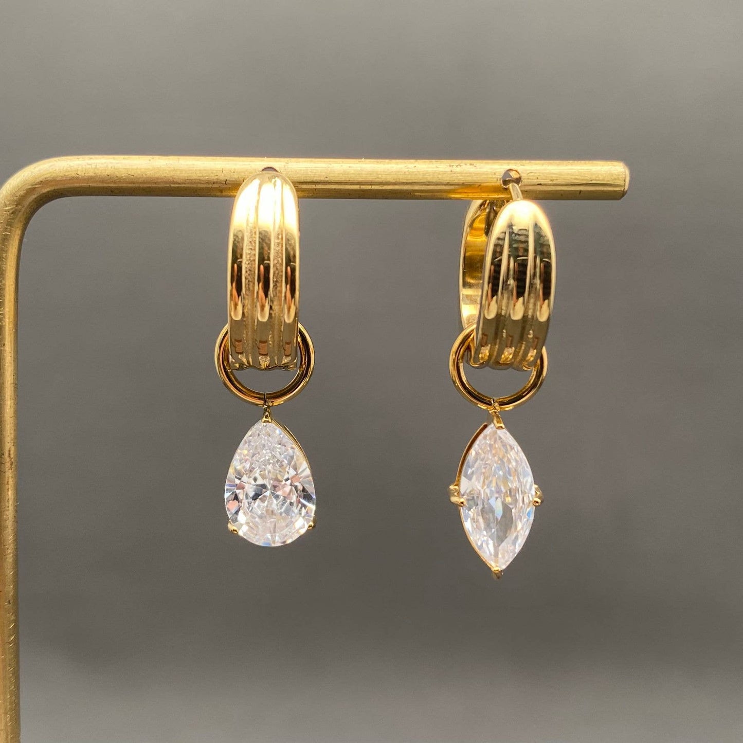 Asymmetrical Dainty Diamonds (18K Gold)