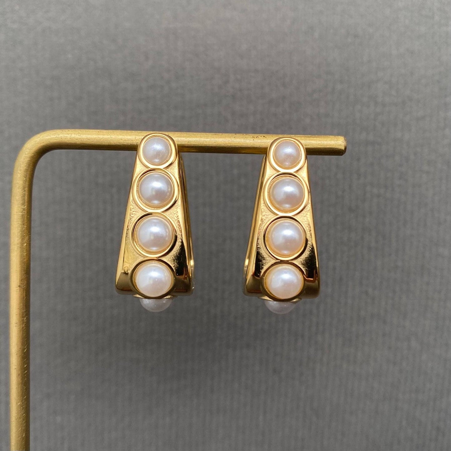 Pearl Horse Stirrups - Gold Huggies (18k gold)